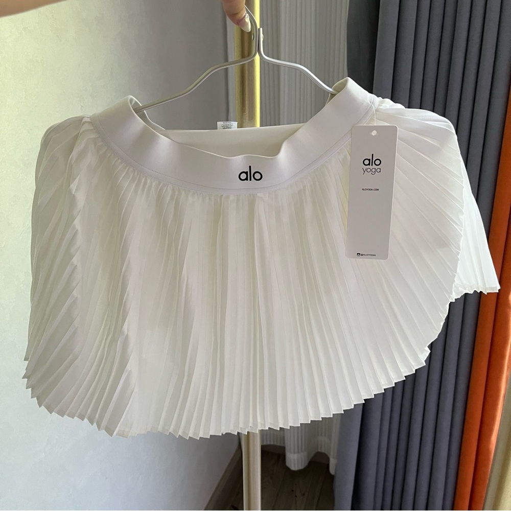 ALO Yoga Pleated Tennis Skirt (White)